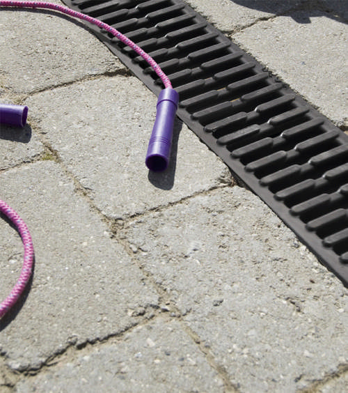 plastmo_euroline_liniedraen_med-stoebejernsrist-sjippetorv.jpg